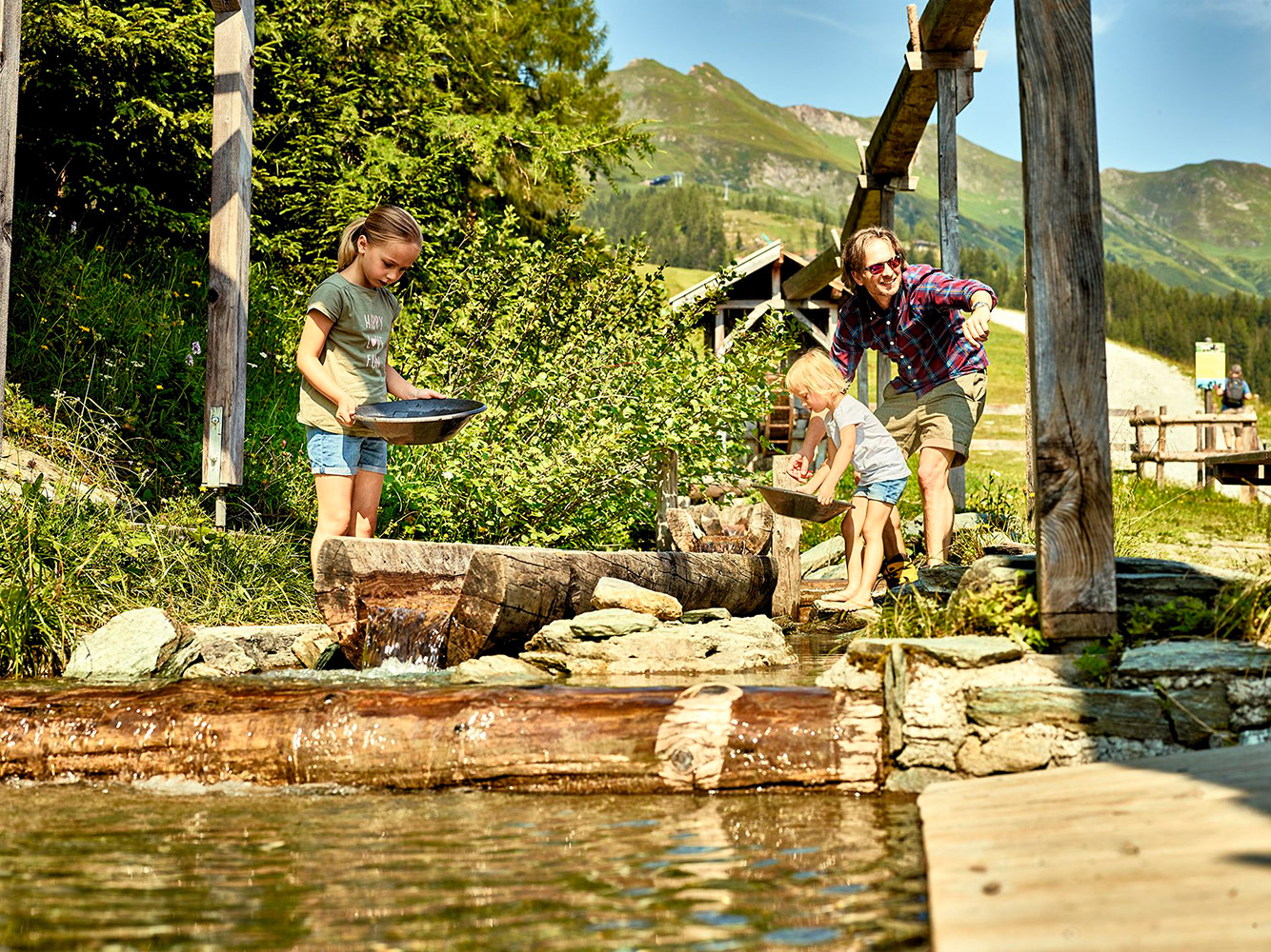 familie-beim-goldwaschen.jpg